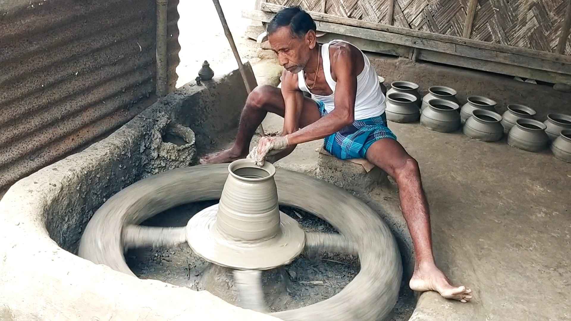 নড়াইলে নানান সংকটে ঘুরছে মৃৎশিল্পের চাকা