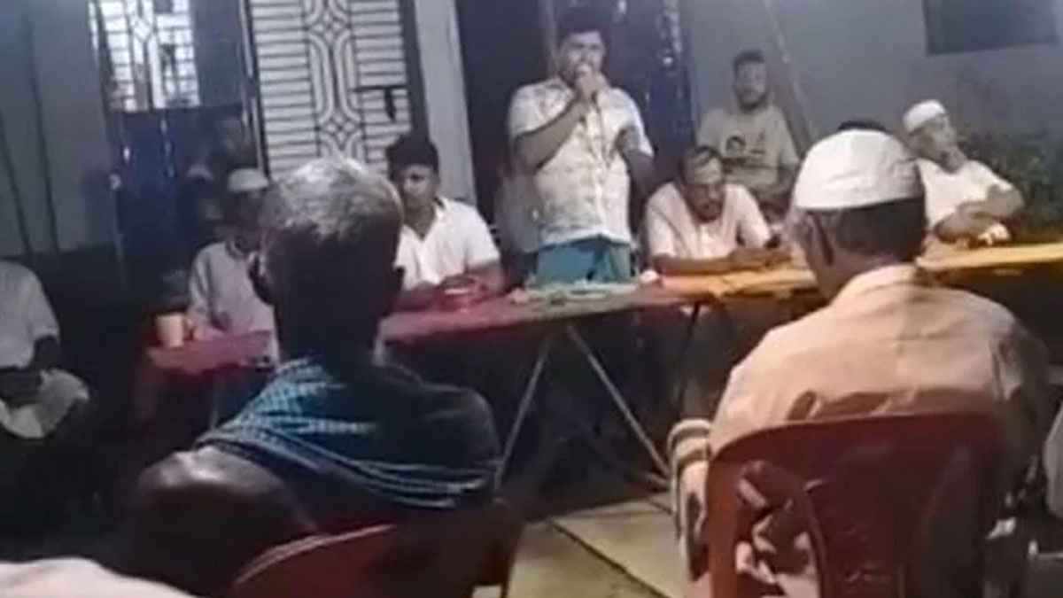 বুথের ভেতর নয়, প্রকাশ্যে ভোট দেওয়ার নির্দেশ যুবলীগ নেতার