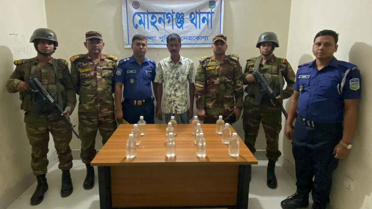 মোহনগঞ্জে দেশীয় মদসহ কারবারি গ্রেফতার