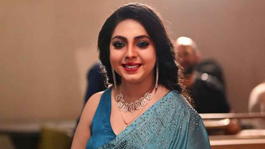 সাড়ে আট মাসে মা হওয়া নিয়ে কটাক্ষ, পাল্টা জবাব অভিনেত্রীর 