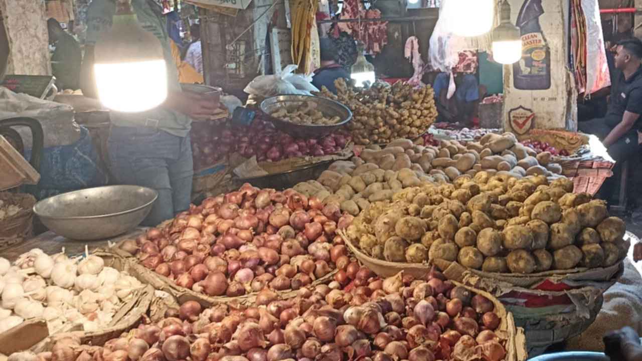 আলুর কেজি ৮০ টাকা, সামান্য কমেছে পেঁয়াজের দাম