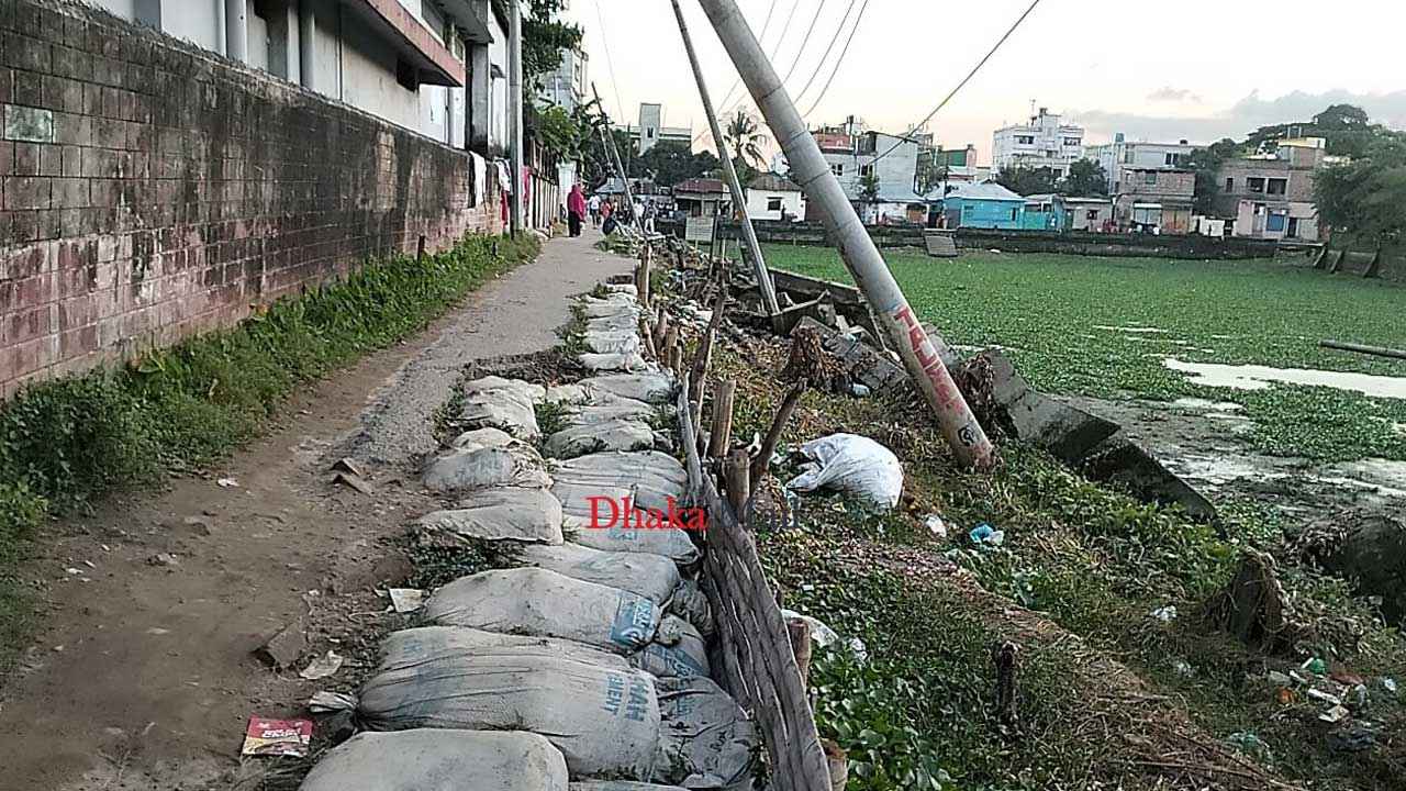 পুকুরপাড় ধসে বেহাল রাস্তা, ভোগান্তি ৩০ হাজার মানুষের