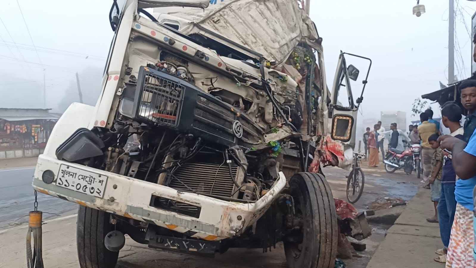 দাঁড়িয়ে থাকা ট্রাকের পেছনে সিমেন্ট মিক্সারের ধাক্কা, নিহত ১