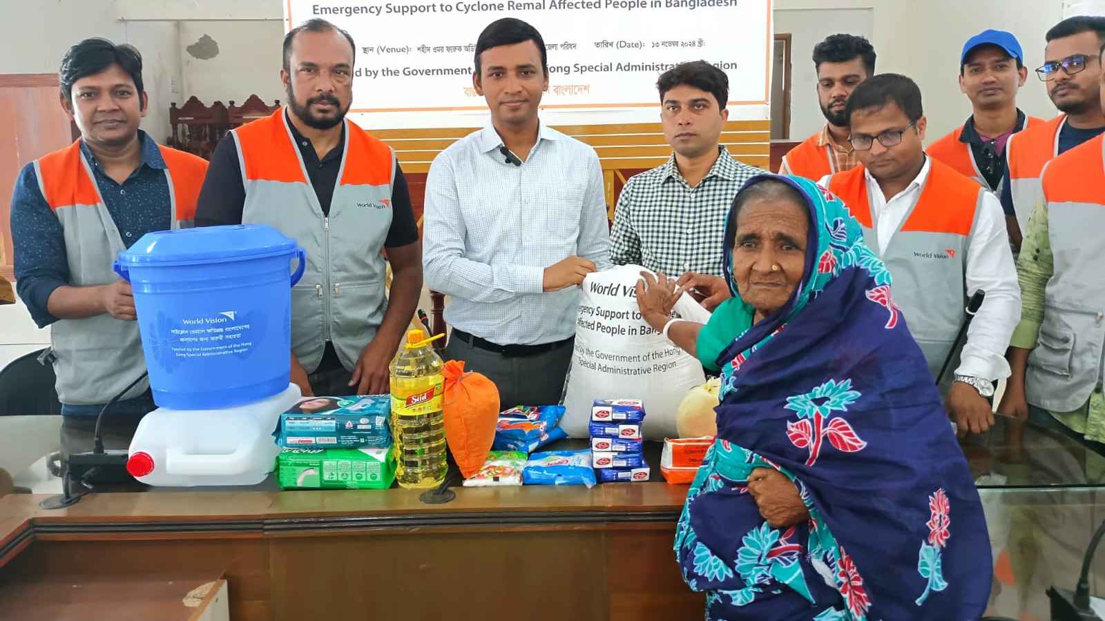 ঘূর্ণিঝড় রেমালে ক্ষতিগ্রস্ত পরিবারের মাঝে ত্রাণ বিতরণ