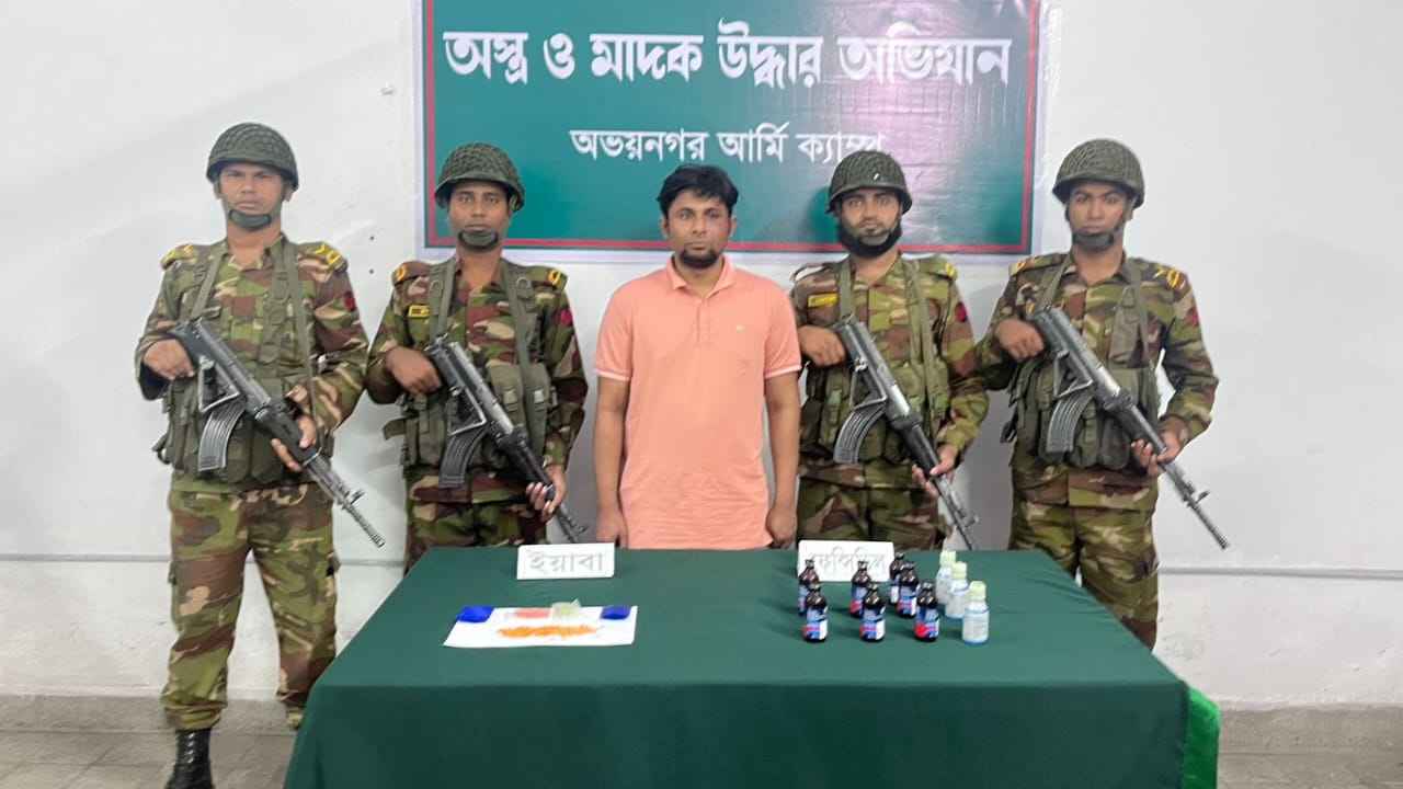 অভায়নগরে অস্ত্র-ম্যাগাজিন ও তাজা বুলেটসহ আটক ১