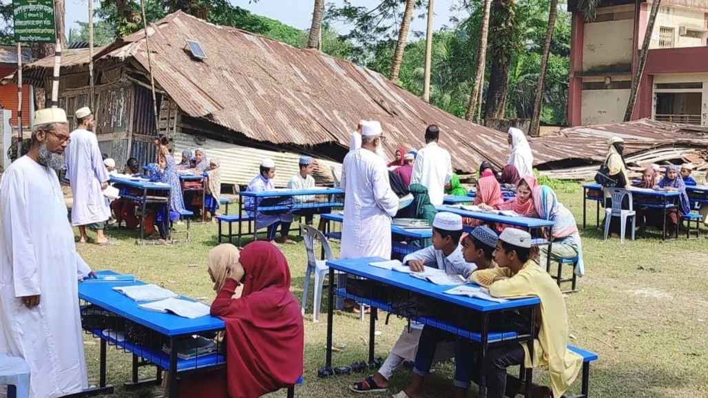 খোলা আকাশের নিচে চলছে পাঠদান, শিক্ষক-শিক্ষার্থীদের ভোগান্তি