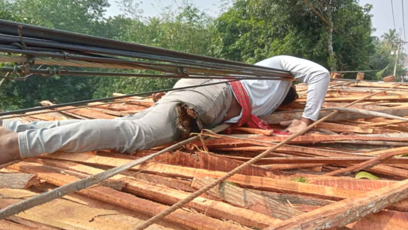 লাকড়ি বোঝায় ট্রাকের ওপর থেকে বিদ্যুৎস্পৃষ্টে যুবক নিহত