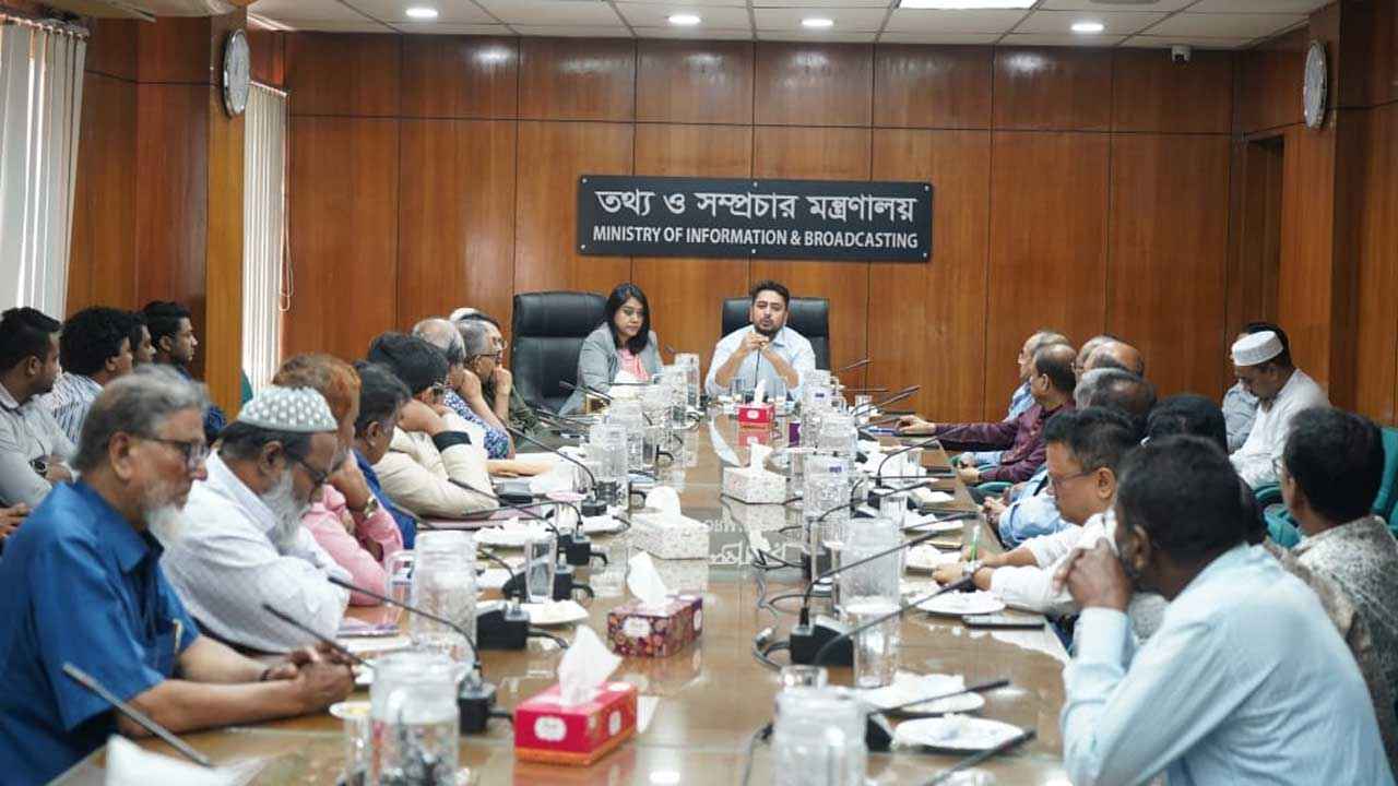 কোনো চাপ নেই, সাহসের সঙ্গে বস্তুনিষ্ঠ সংবাদ দিন: তথ্য উপদেষ্টা