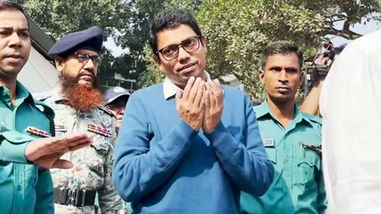 ট্রাইব্যুনাল থেকে বেরিয়ে দুই হাত তুলে দোয়া চাইলেন পলক