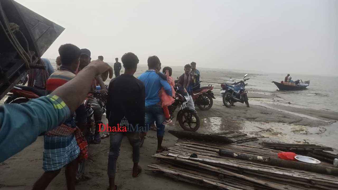 ধু ধু বালুচরে মোটরসাইকেলে ভাগ্যবদল অর্ধশত যুবকের