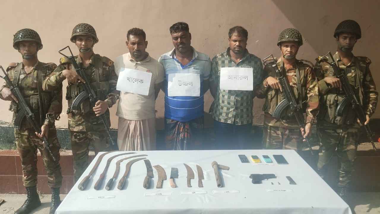 সাতক্ষীরায় অভিযানে অস্ত্র-গুলিসহ গ্রেফতার ৩