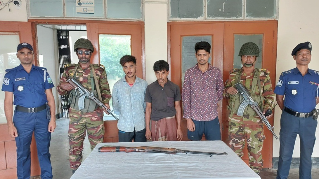 মদনে যৌথ বাহিনীর অভিযানে অস্ত্রসহ আটক ৩
