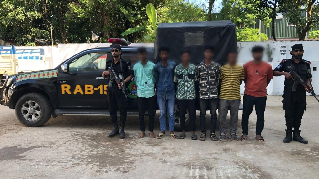 কক্সবাজারে ৬ ছিনতাইকারী আটক