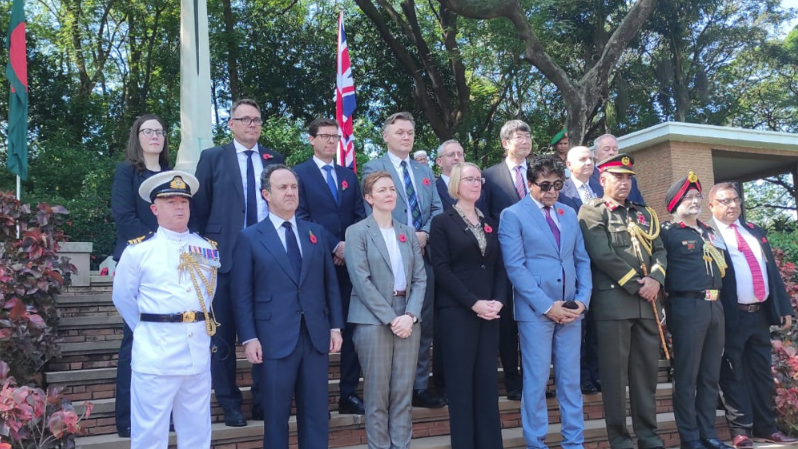 ময়নামতি ওয়ার সিমেট্রিতে বিভিন্ন দেশের কূটনীতিকদের শ্রদ্ধা