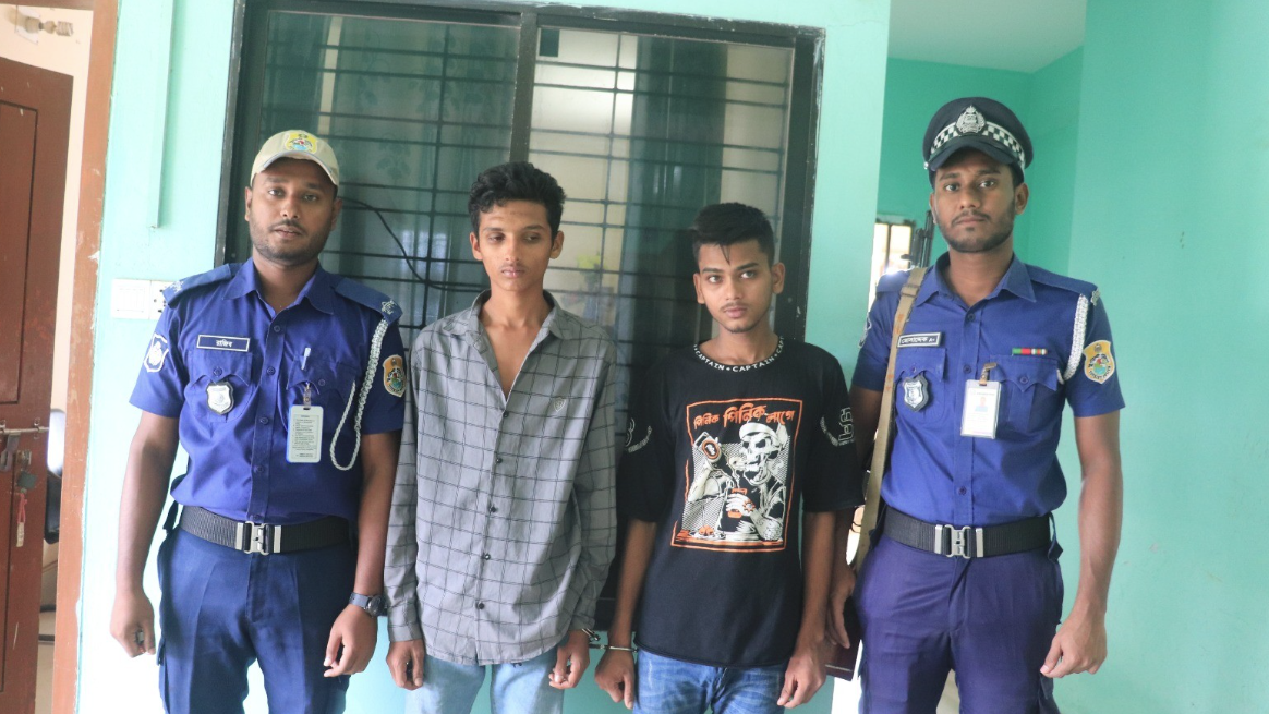 কক্সবাজার সৈকত থেকে ২ ছিনতাইকারী আটক