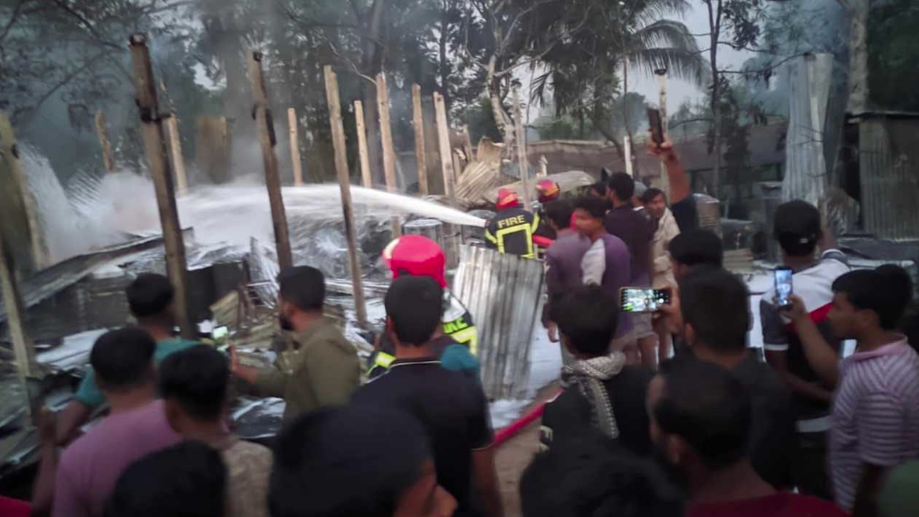 মানিকগঞ্জে তেলের পাম্পসহ ৪ হাজার মুরগির বাচ্চা পুড়ে ছাই