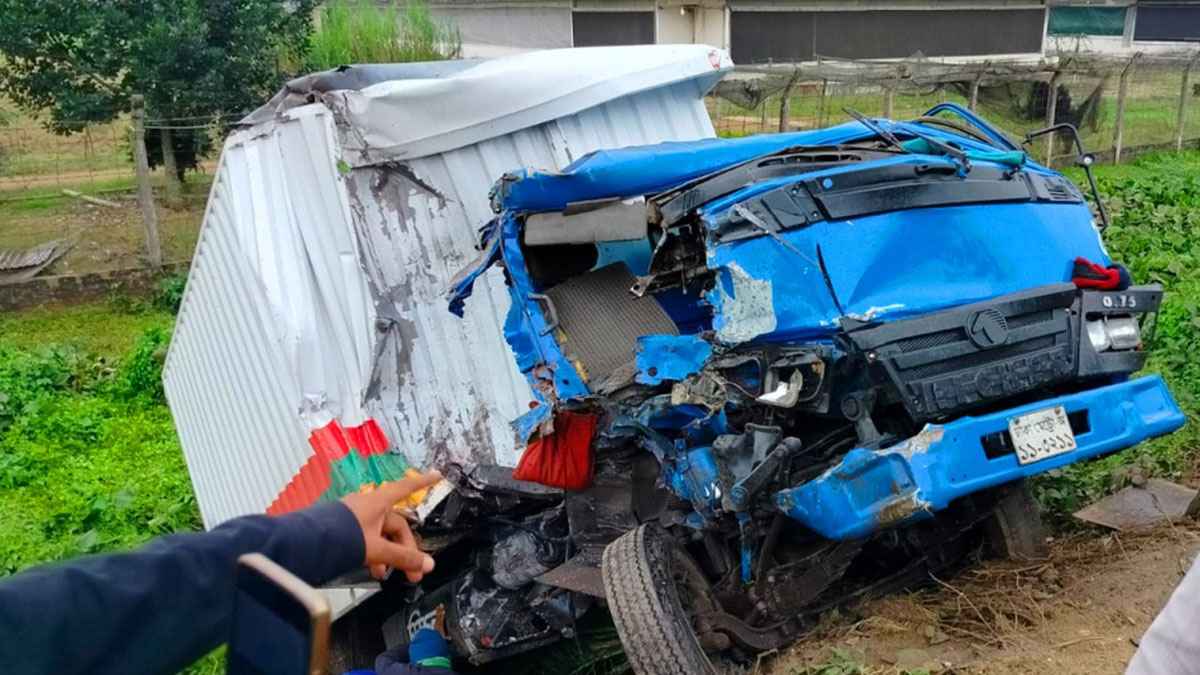 ঝিনাইদহে বাস-কাভার্ড ভ্যানের সংঘর্ষে আহত ৮