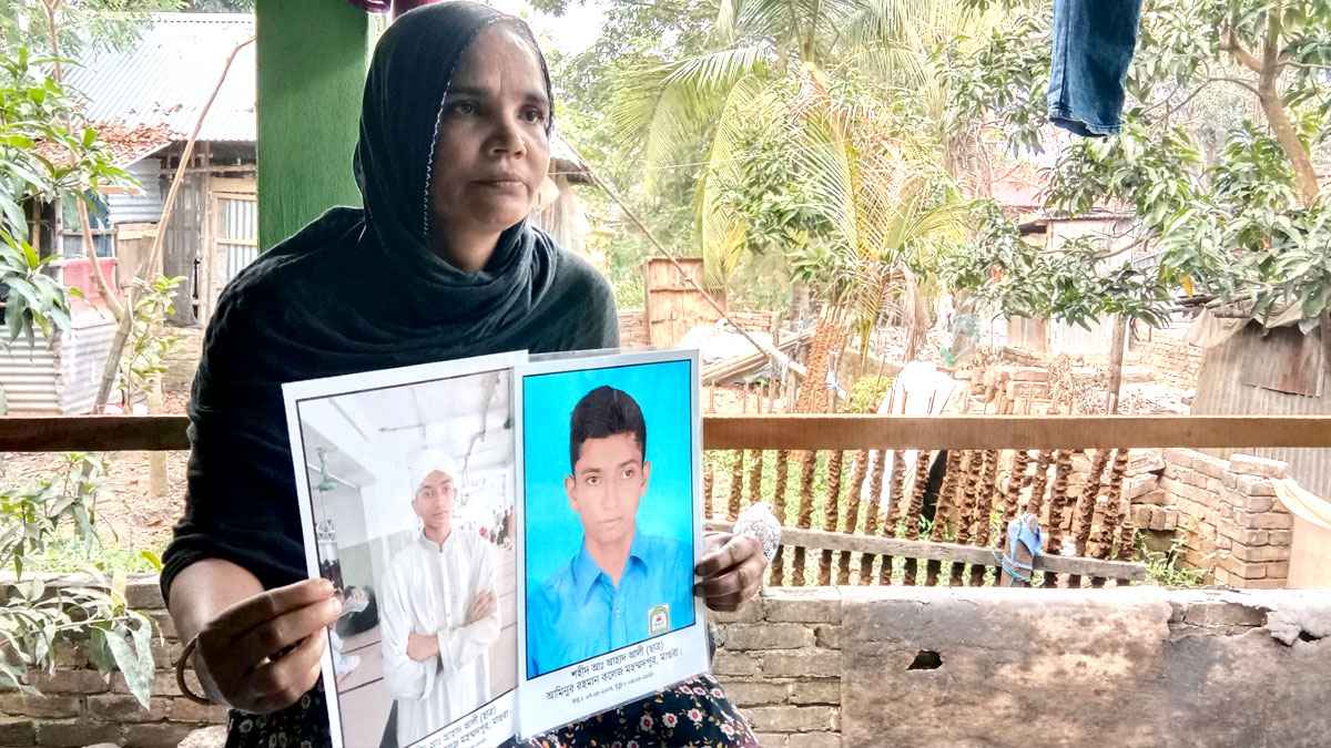 আহাদের ছবি জড়িয়ে ধরে পথ চেয়ে বসে থাকেন তার মা