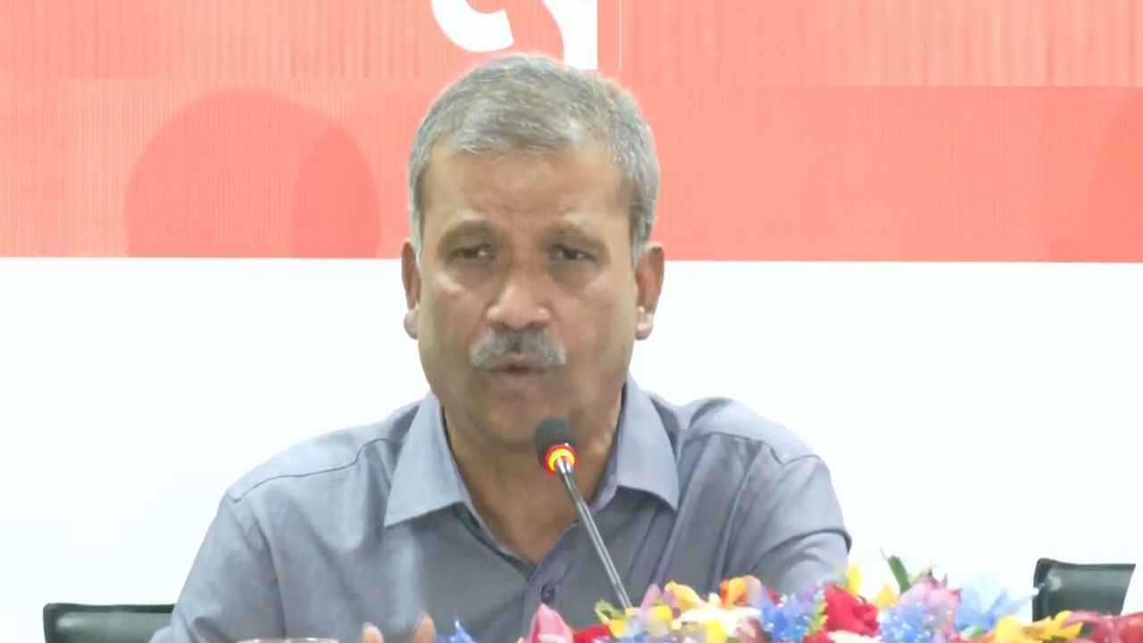 ব্রেকিংয়ের প্রতিযোগিতায় অনেক গণমাধ্যম অপতথ্য ছড়ায়: আসিফ নজরুল