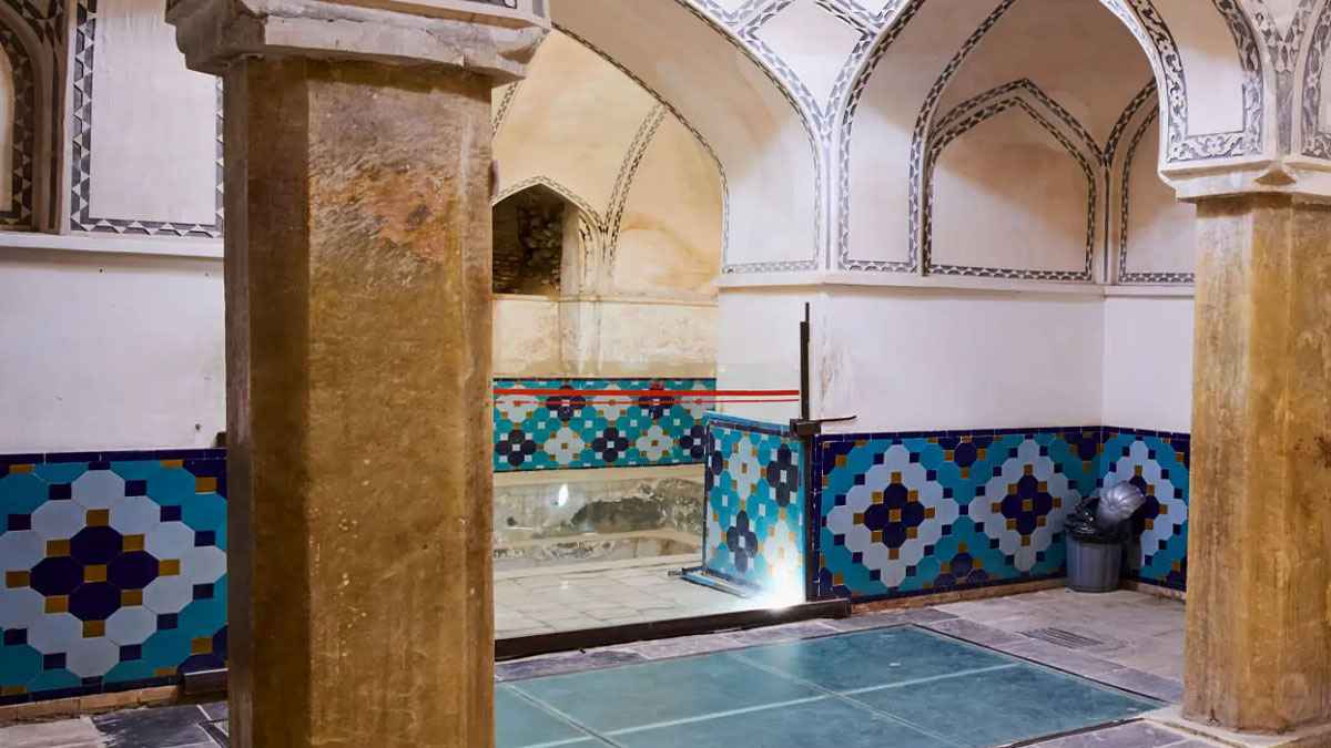 ঢিলা-কুলুখ নিয়ে ৪০ কদম হাঁটার কোনো তাৎপর্য আছে?