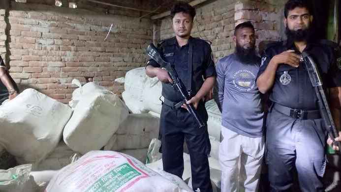 আড়াই হাজার কেজি পলিথিনসহ ব্যবসায়ী গ্ৰেফতার