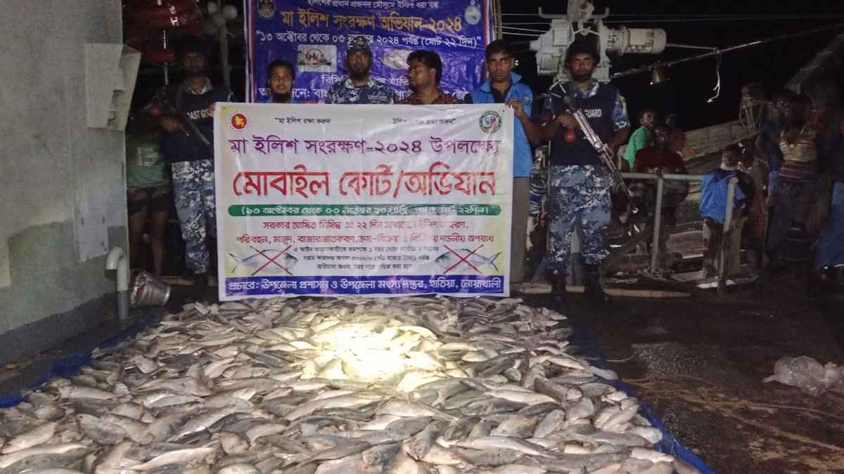 নোয়াখালীর হাতিয়ায় দুই ট্রলারসহ ৩৬ জেলে আটক