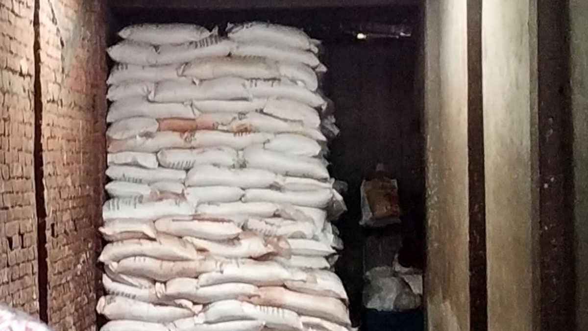 হাজীগঞ্জে অতিরিক্ত মূল্যে সার বিক্রি, ২ প্রতিষ্ঠানকে জরিমানা