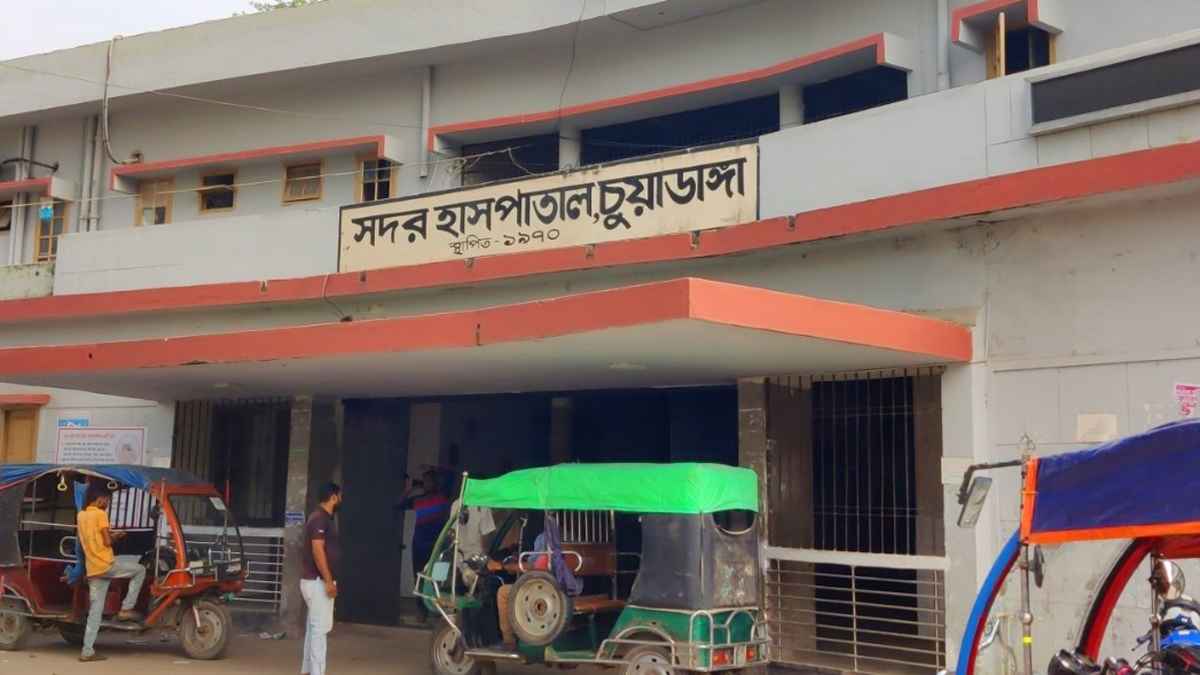 চুয়াডাঙ্গায় ভ্যান থেকে ছিটকে পড়ে নারী নিহত