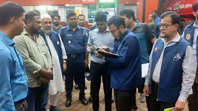 তেল চুরি, দুই পেট্রোল পাম্পকে ৯০ হাজার টাকা জরিমানা