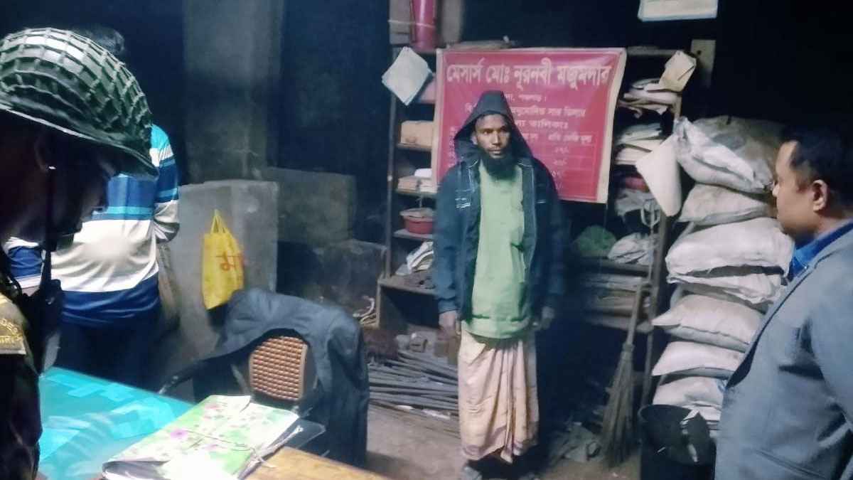 পঞ্চগড়ে সারের ডিলারকে ২ লাখ টাকা জরিমানা, ব্যবসায়ীকে ৬ মাসের কারাদণ্ড