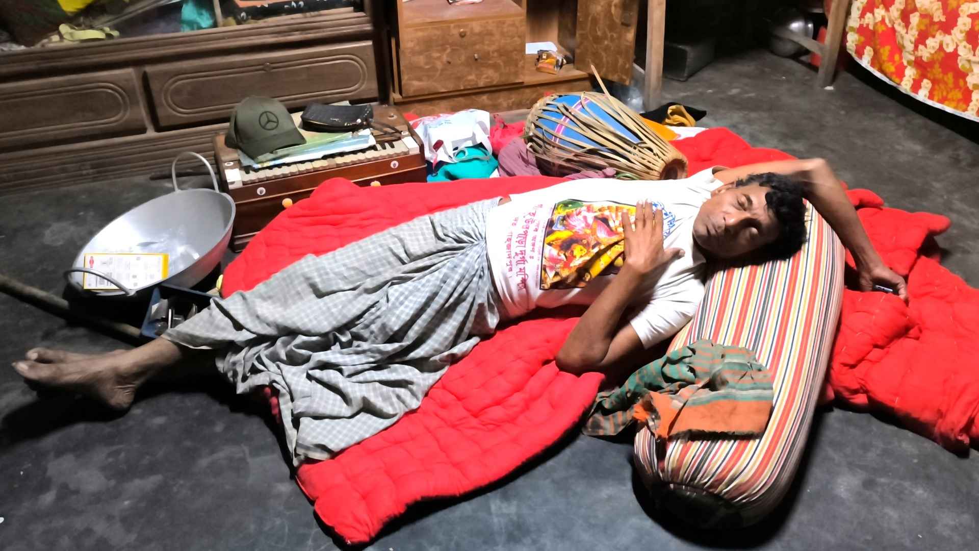 টিউবওয়েলের পানিতে চেতনানাশক মিশিয়ে ৫ বাড়িতে চুরি