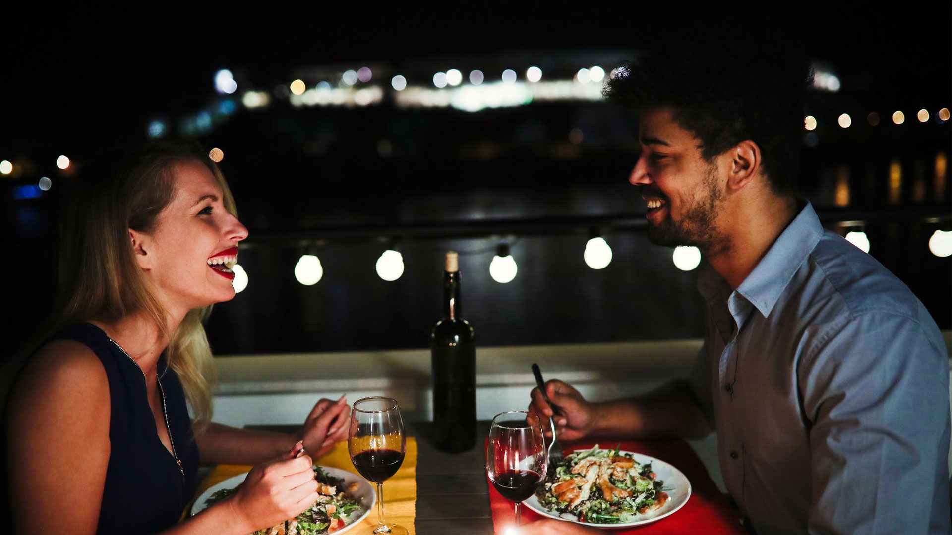 প্রথম ডেটে প্রেমিকাকে ভুলেও এসব প্রশ্ন করবেন না