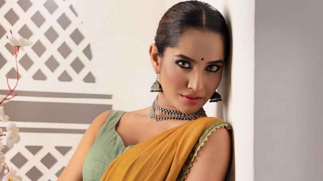 কারও হাত ধরার চেয়ে নিজের হাত ধরে বসে থাকা ভালো: ফারিন খান