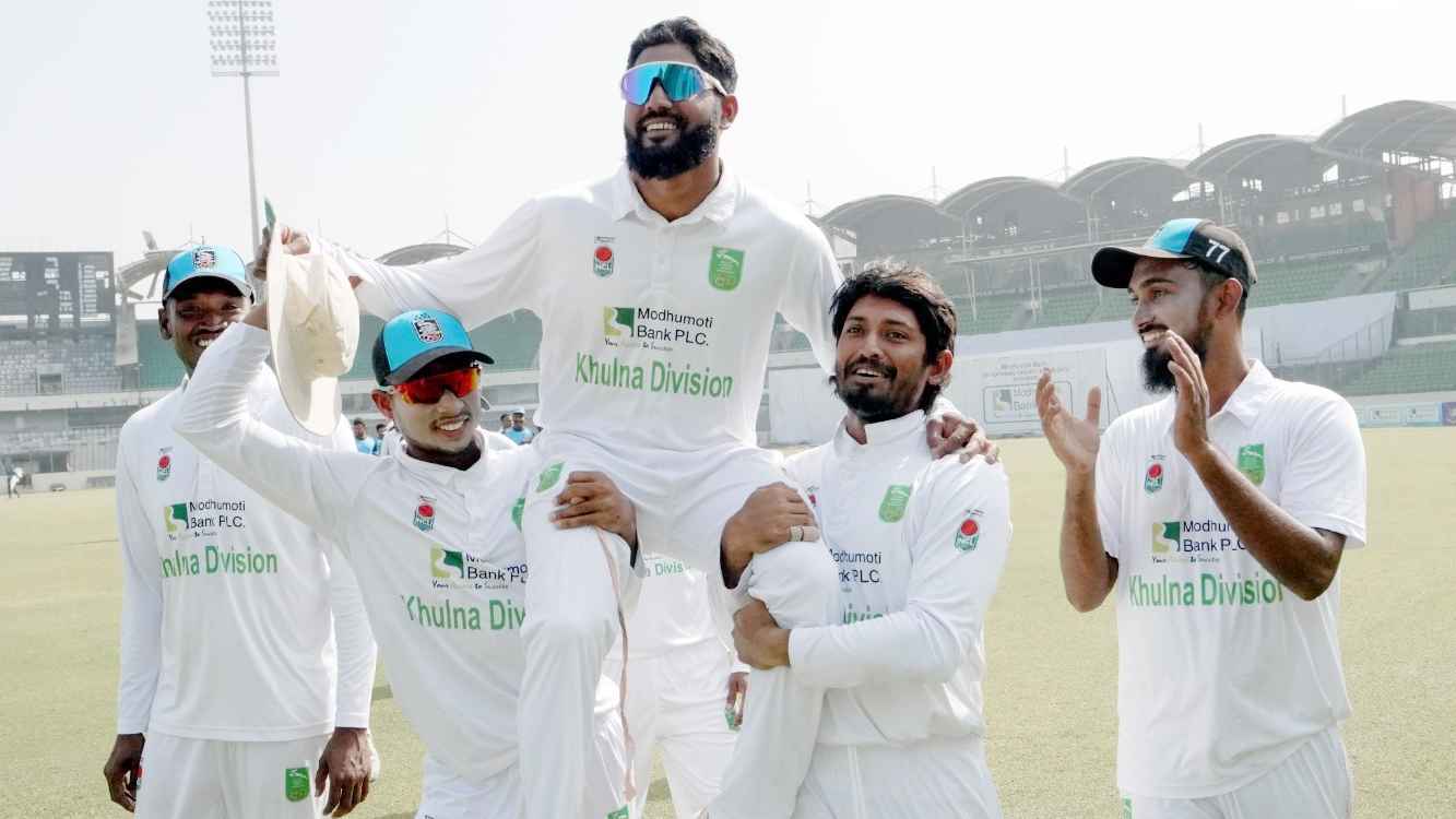 সতীর্থদের কাঁধে চড়ে ১৭ বছরের ক্যারিয়ারকে বিদায় ইমরুলের