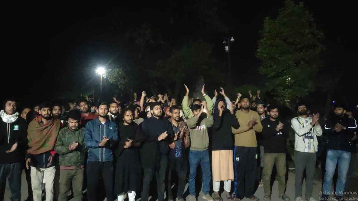 হাসনাত-সার্জিসকে হত্যাচেষ্টার প্রতিবাদে ইবিতে বিক্ষোভ