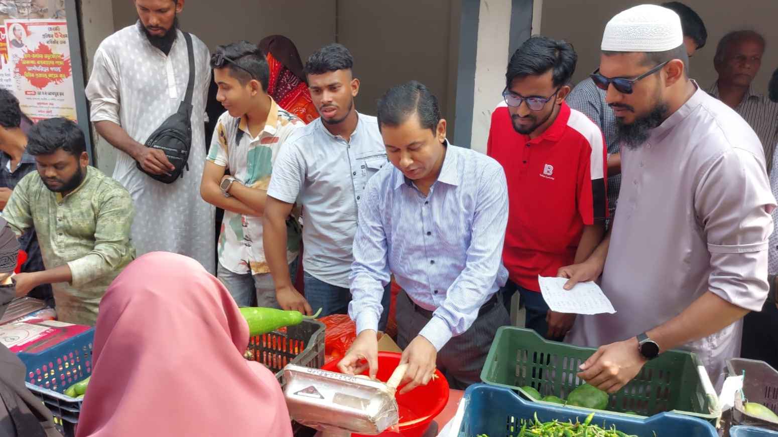 সিন্ডিকেট ভাঙতে ঝালকাঠিতে কেনা দামে সবজি বিক্রি