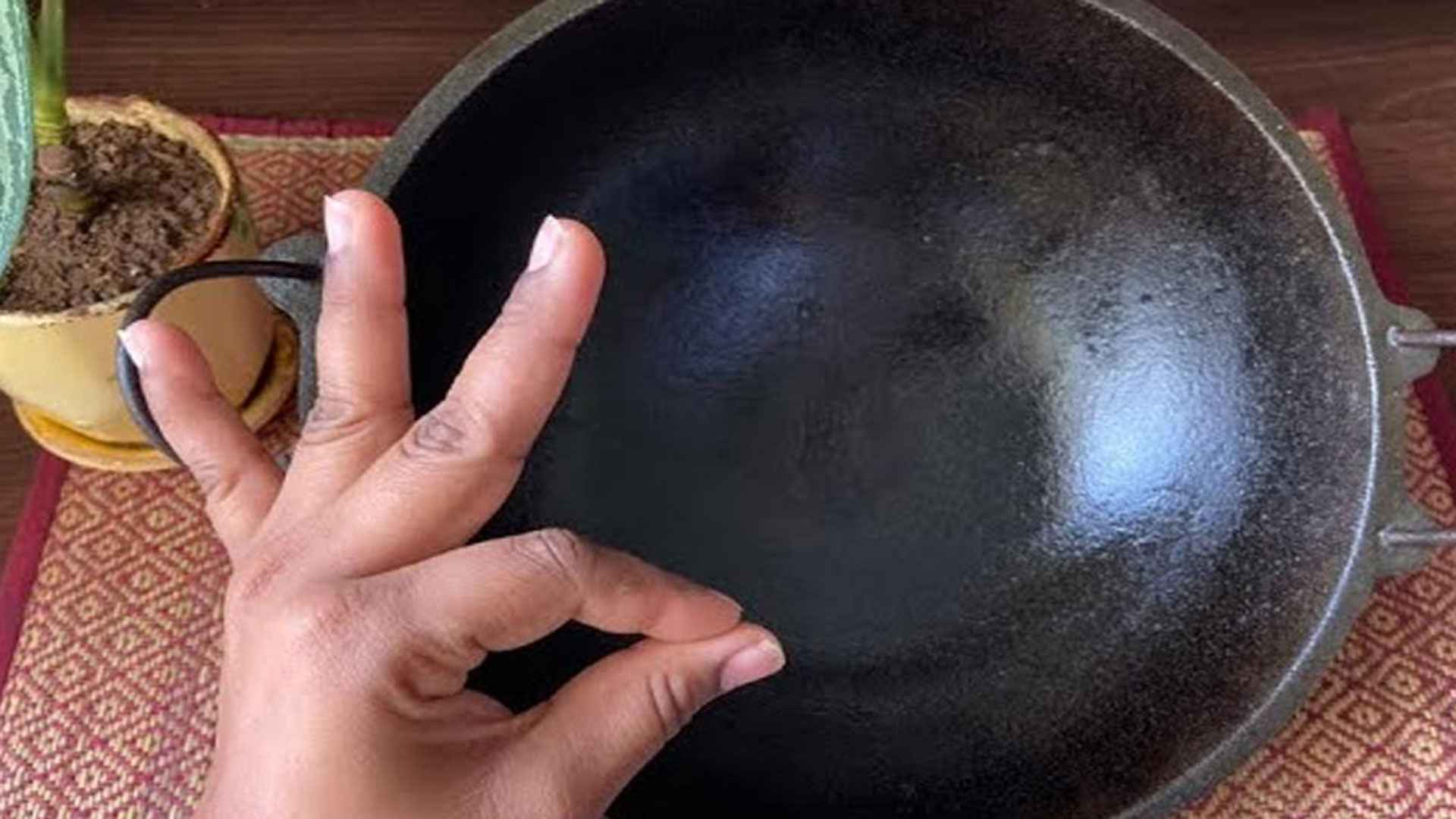 লোহার কড়াই চকচকে করার গোপন উপায়