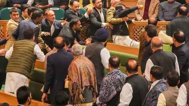 জম্মু ও কাশ্মীরে বিধানসভায় অধিবেশন চলাকালে হাতাহাতি
