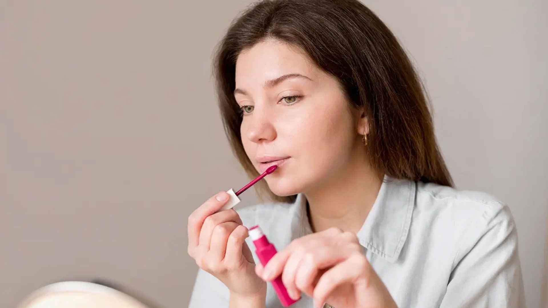 শীতে রুক্ষ ঠোঁট কোমল করতে লিপগ্লস বানান ঘরেই