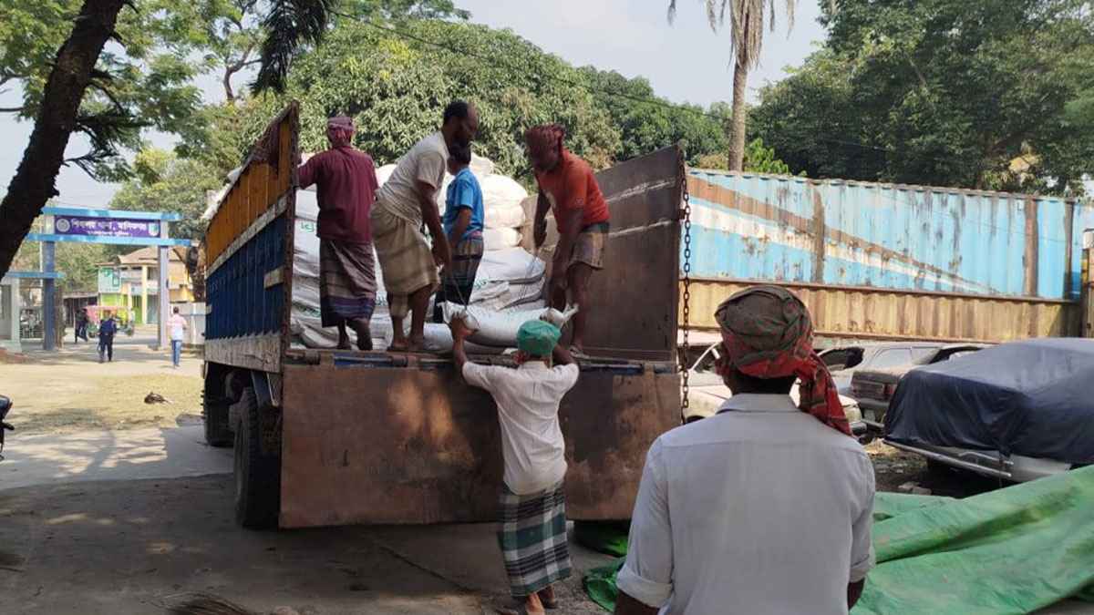মানিকগঞ্জে সরকারি সার পাচারকালে ৫০০ বস্তা সার জব্দ