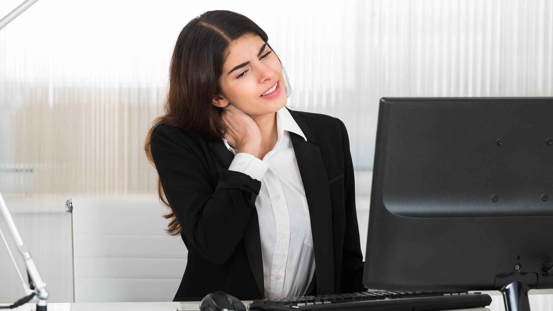 টানা কাজে ঘাড় ব্যথা, কাজে লাগান এসব টোটকা