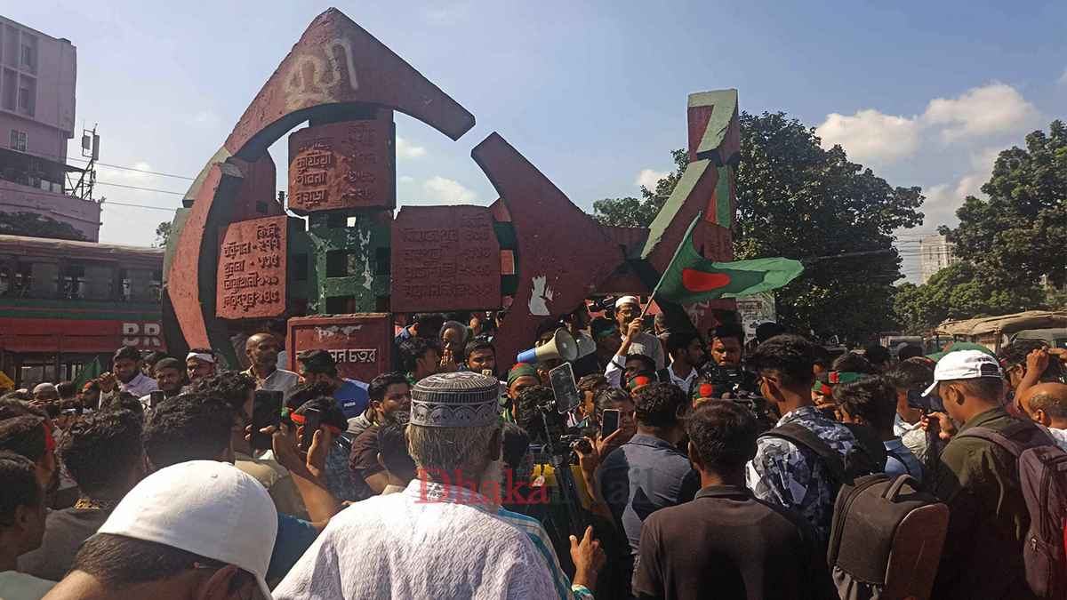 শিক্ষার্থীদের ফ্যাসিবাদবিরোধী স্লোগানে মুখর জিরো পয়েন্ট