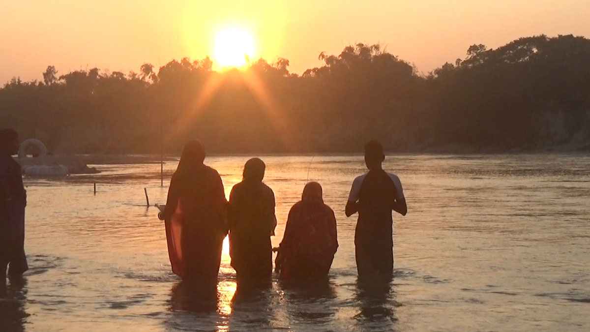 মহানন্দা নদীর দুই পাড়ে হরিজন সম্প্রদায়ের ছট পূজা পালন