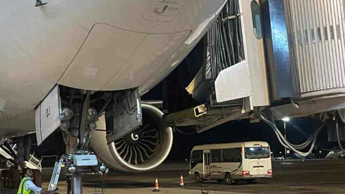 শাহজালালে ভেঙে পড়ল কুয়েত এয়ারওয়েজের প্লেনের দরজা!