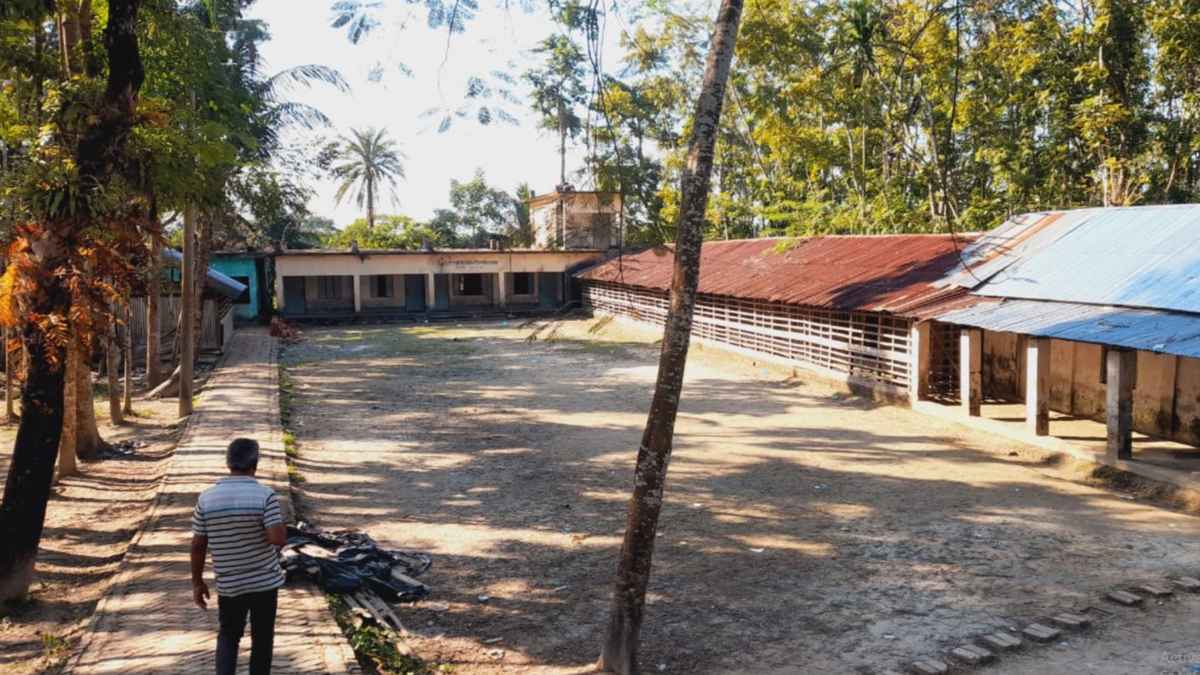 দুপুর হলেই মাদরাসা ছুটি দেওয়ার অভিযোগ