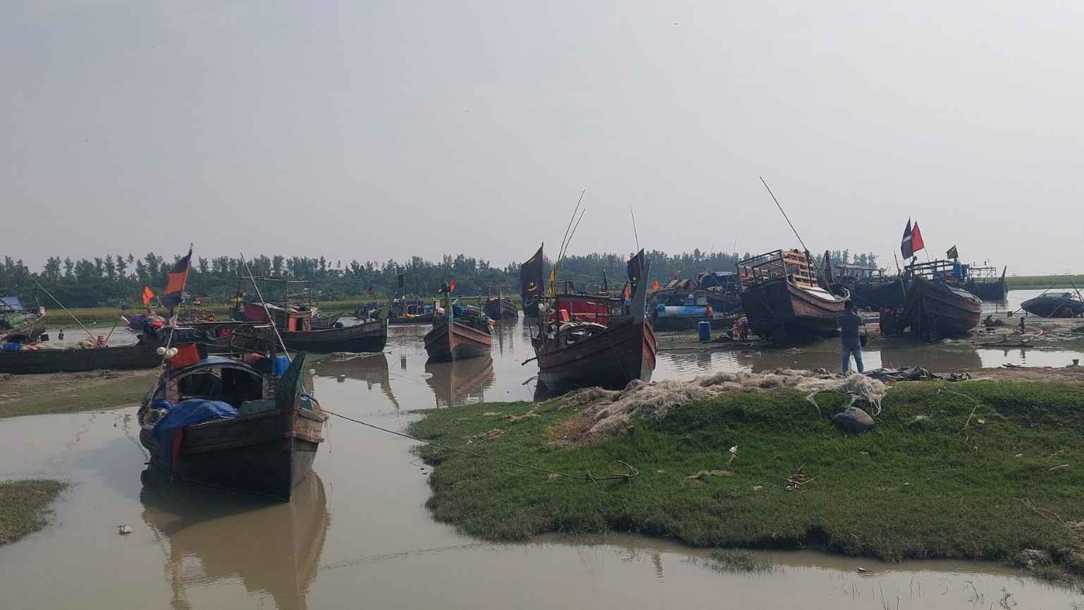 হাতিয়ায় নিষেধাজ্ঞা শেষ হলেও হামলার আতঙ্কে জেলেরা