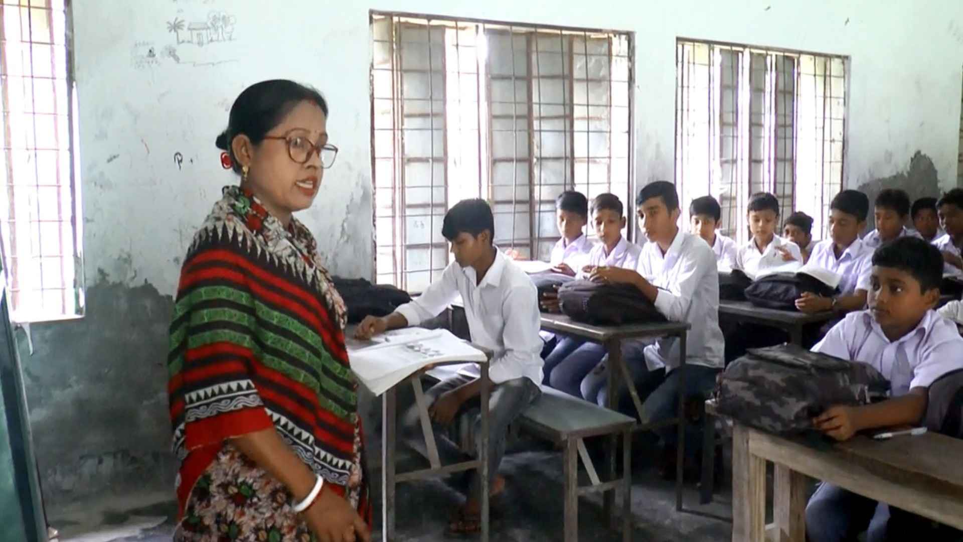 বিদ্যালয়ের অফিস সহকারী করাচ্ছেন পাঠদান