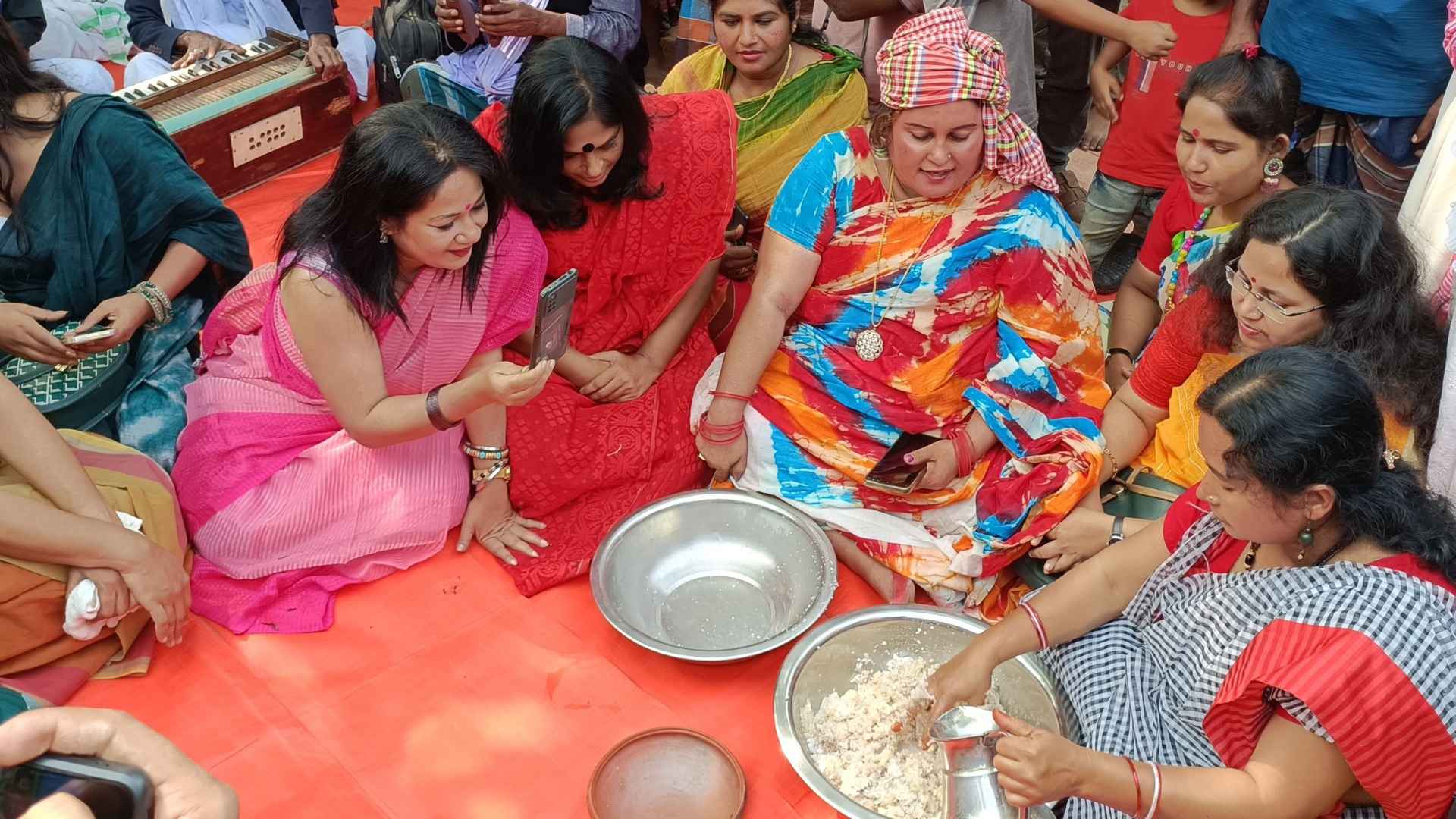 মানিকগঞ্জে নাচে-গানে নবান্ন উৎসব উদযাপন