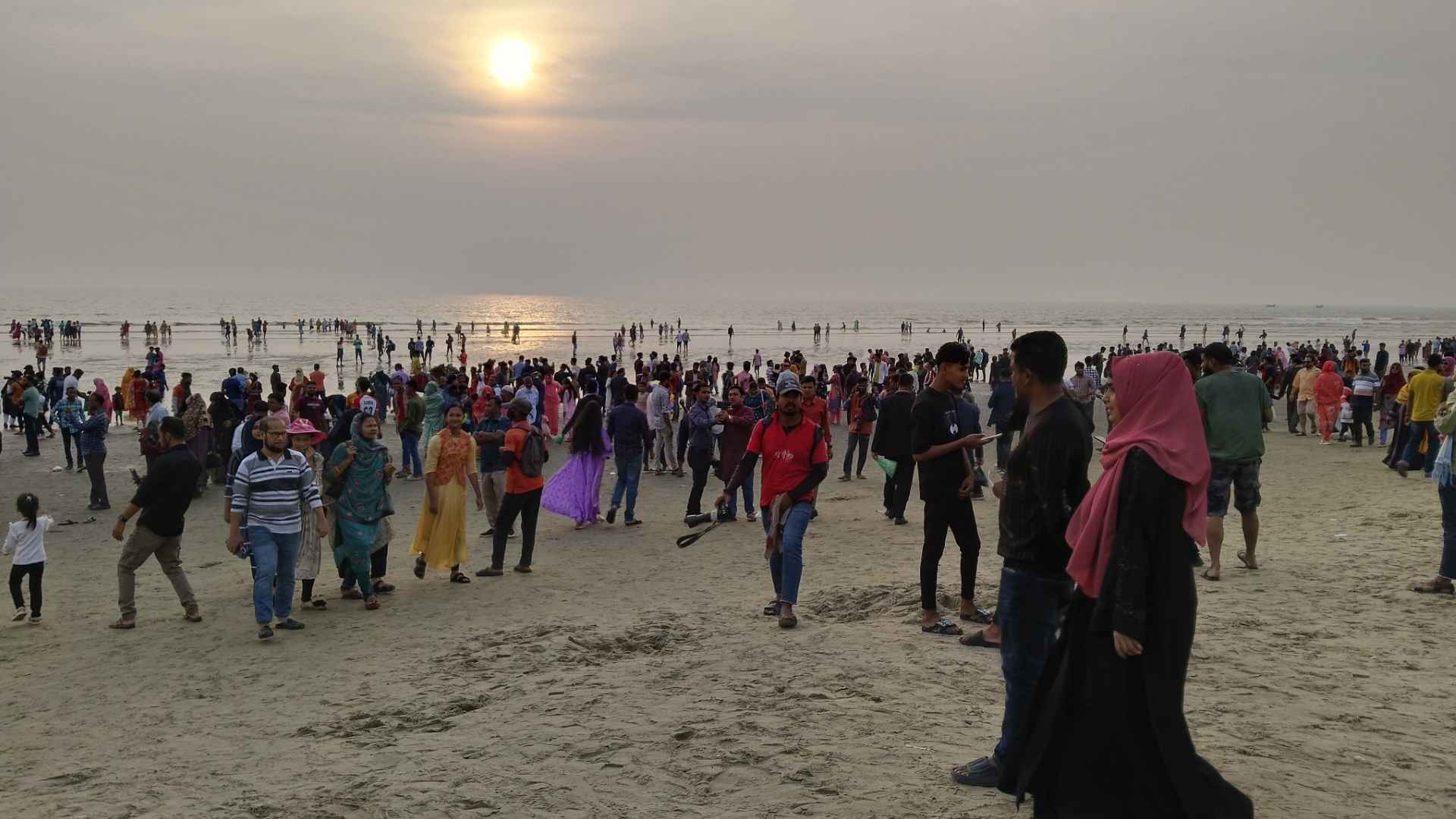 শীতের শুরুতে কক্সবাজারে পর্যটকের ব্যপক সাড়া, শতকোটি বাণিজ্যের সম্ভাবনা