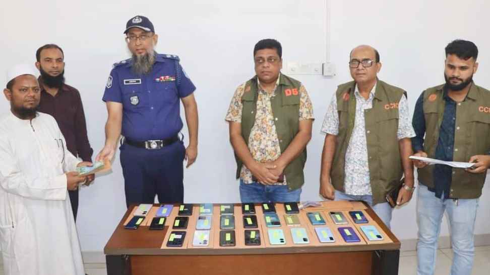 ৩০টি হারানো ফোন ফিরে পেলেন প্রকৃত মালিকেরা